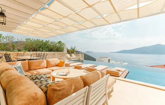 Terraza reformada en Girona con pérgola bioclimática, suelo de composite y mobiliario lounge