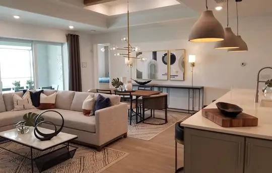 Menjador de pis reformat a Girona amb il·luminació decorativa i terra continu