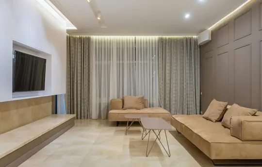 Salón reformado con mueble de obra a medida y zona de televisión integrada