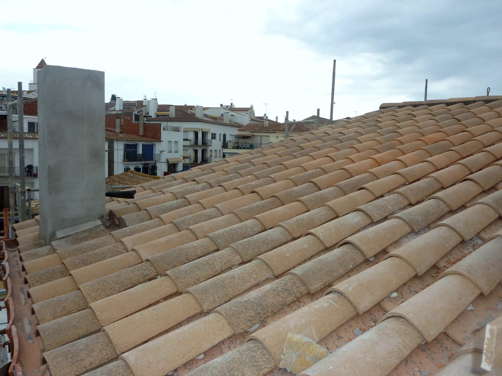 Coberta de teula àrab refeta durant la reforma de la casa a Calella de Palafrugell