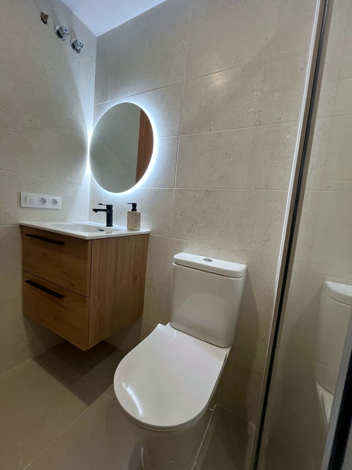 Vàter Roca i moble de lavabo suspès de fusta amb mirall rodó LED