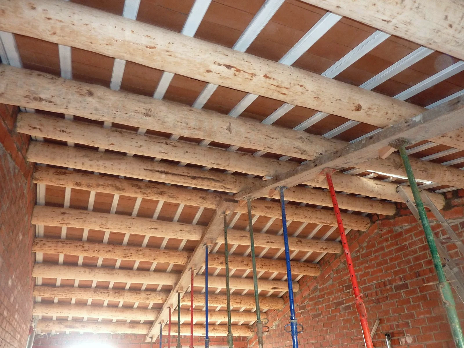 Forjat nou de bigues de fusta i revoltó ceràmic durant la rehabilitació de la casa